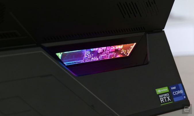 Salah satu fitur Asus ROG Flow Z13 yang paling menarik adalah jendela dengan pencahayaan RGB yang menunjukkan motherboard sistem.