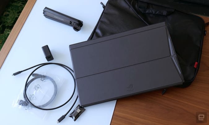 Le kit de l'Asus ROG Strix XG17AHP comprend un sac de transport, des câbles supplémentaires USB-C et HDMI vers micro HDMI, un support amovible, un bloc d'alimentation et un adaptateur USB-C vers USB-A. 