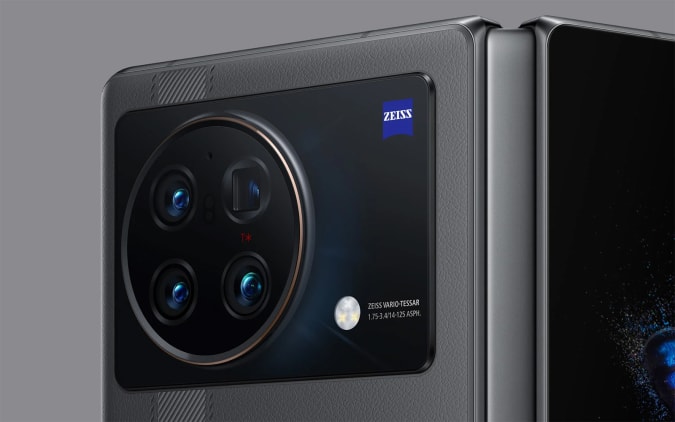 O Vivo X Fold possui uma câmera principal de 50MP, câmera ultra-branca de 48MP, câmera de retrato de 12MP e câmera de zoom telescópico de 8MP (com zoom óptico de 5x).