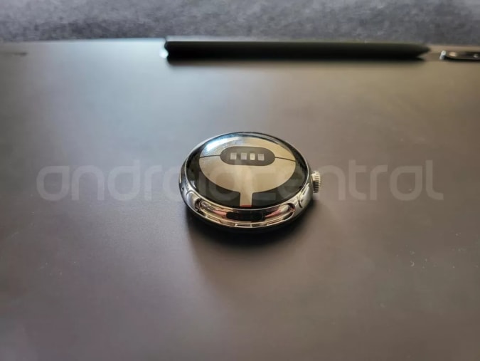 A leaked image showing the underside of the Pixel Watch showing the laptop's optical heart rate sensor. 