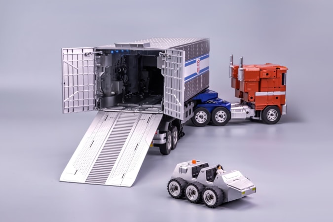 Robosen's Optimus Prime Transformer robot truck gets an auto-converting trailer