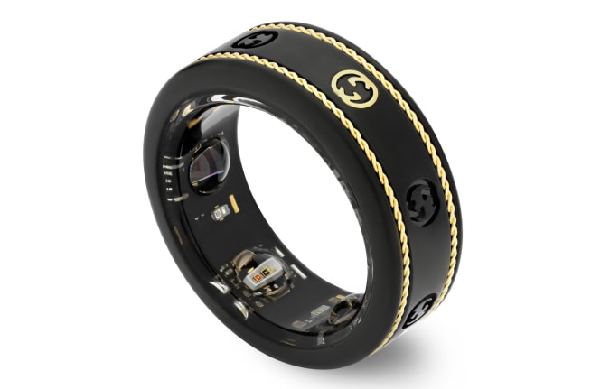 Oura colabora con Gucci en un elegante anillo de oro de 18 quilates
