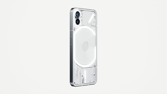 Nors „Phone 1“ gali turėti tokį patį siluetą kaip „iPhone 12“, likusi jo konstrukcija užtikrina, kad niekada nesupainiosite su vienu iš „Apple“ įrenginių. 