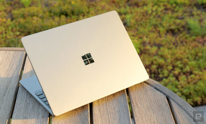 Sesuai dengan Surface lainnya, Surface Laptop Go 2 yang baru memiliki desain minimalis dengan tutup dan dek aluminium, serta dasar plastik. 