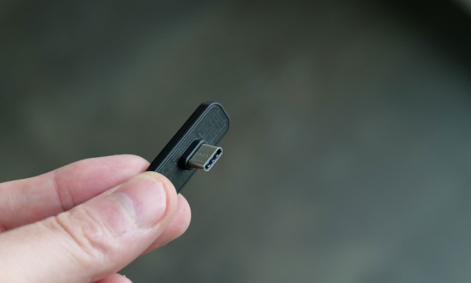 Selain Bluetooth, Cloud Mid Buds juga mendukung dongle USB-C kecil yang mengirimkan audio melalui saluran 2.4Ghz khusus.