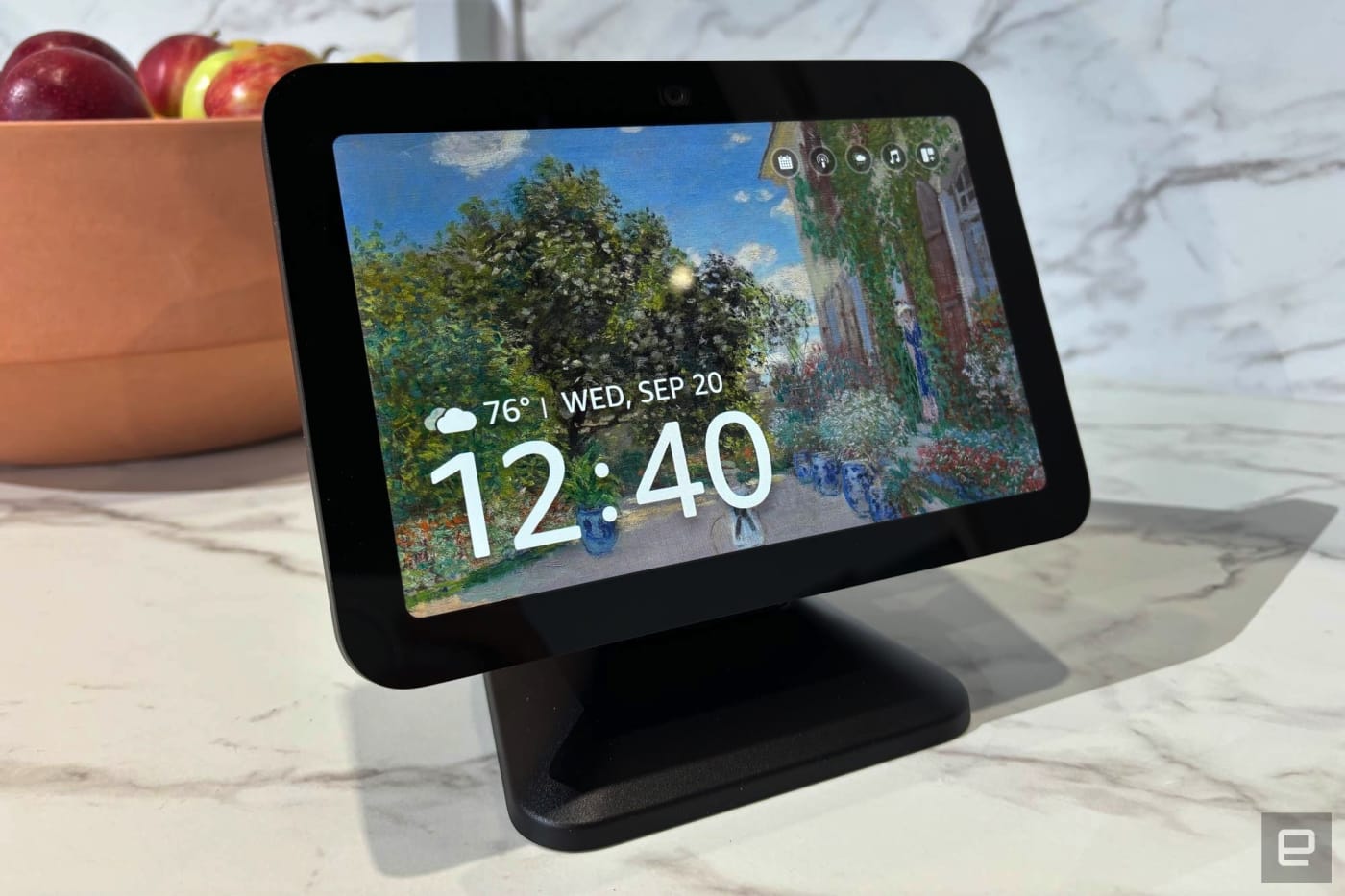 Pick up the 2023 Echo Show 8 with a free smart bulb for $100 in the Amazon Spring Sale