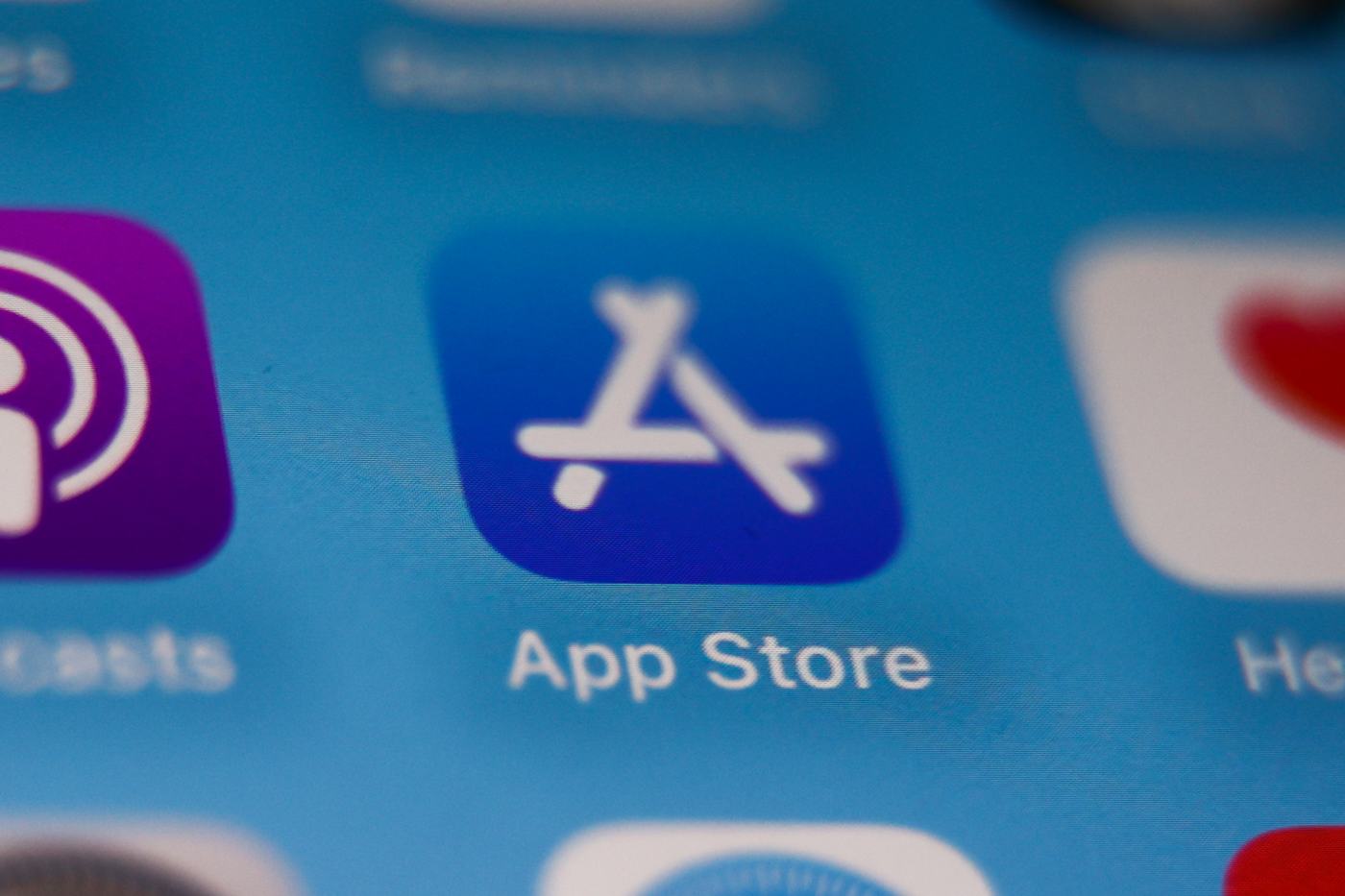 Apple lets apps feature streaming games, chatbots and other built-in experiences