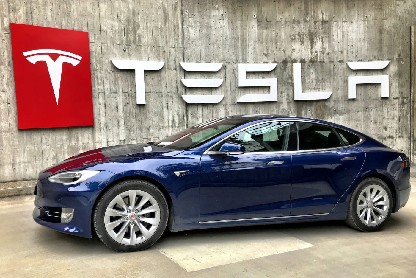 Tesla recalls 200,000 vehicles because of a faulty backup camera