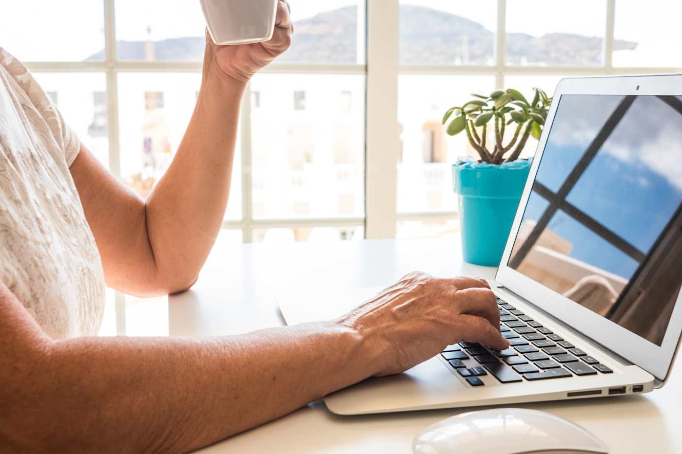 The best tech support helplines for seniors (according to my 73-year-old mom)