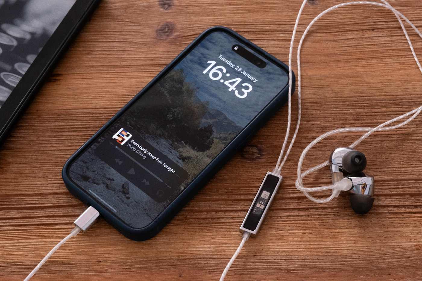 Wired headphones are about to have a mini revival