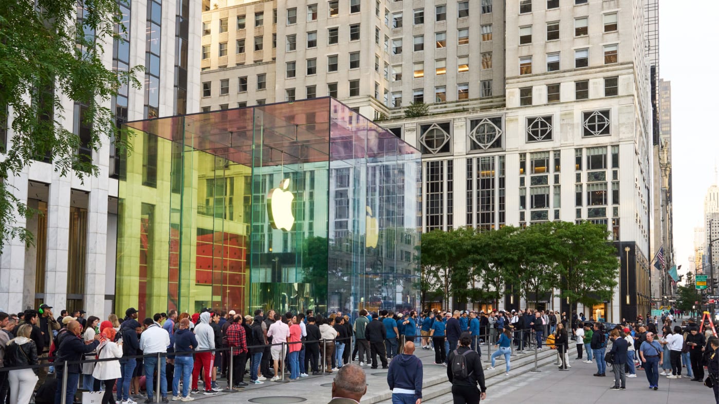 Apple cuts over 700 jobs following its car and display project closures