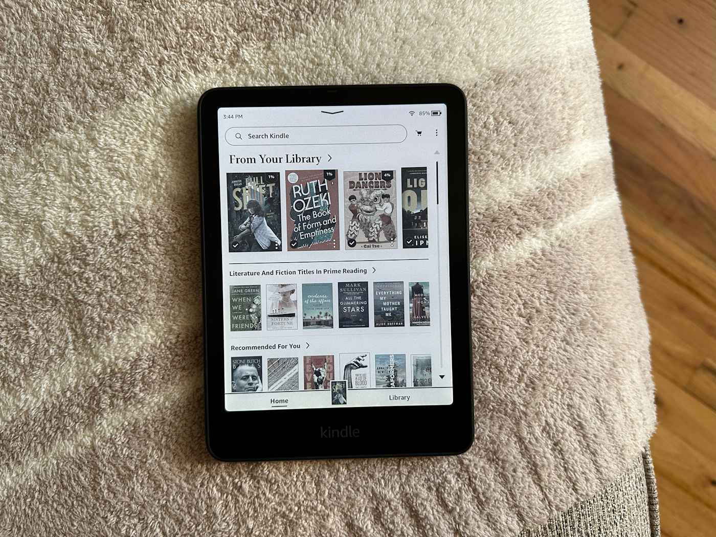 Amazon will fix the Kindle Colorsoft's yellow display discoloration