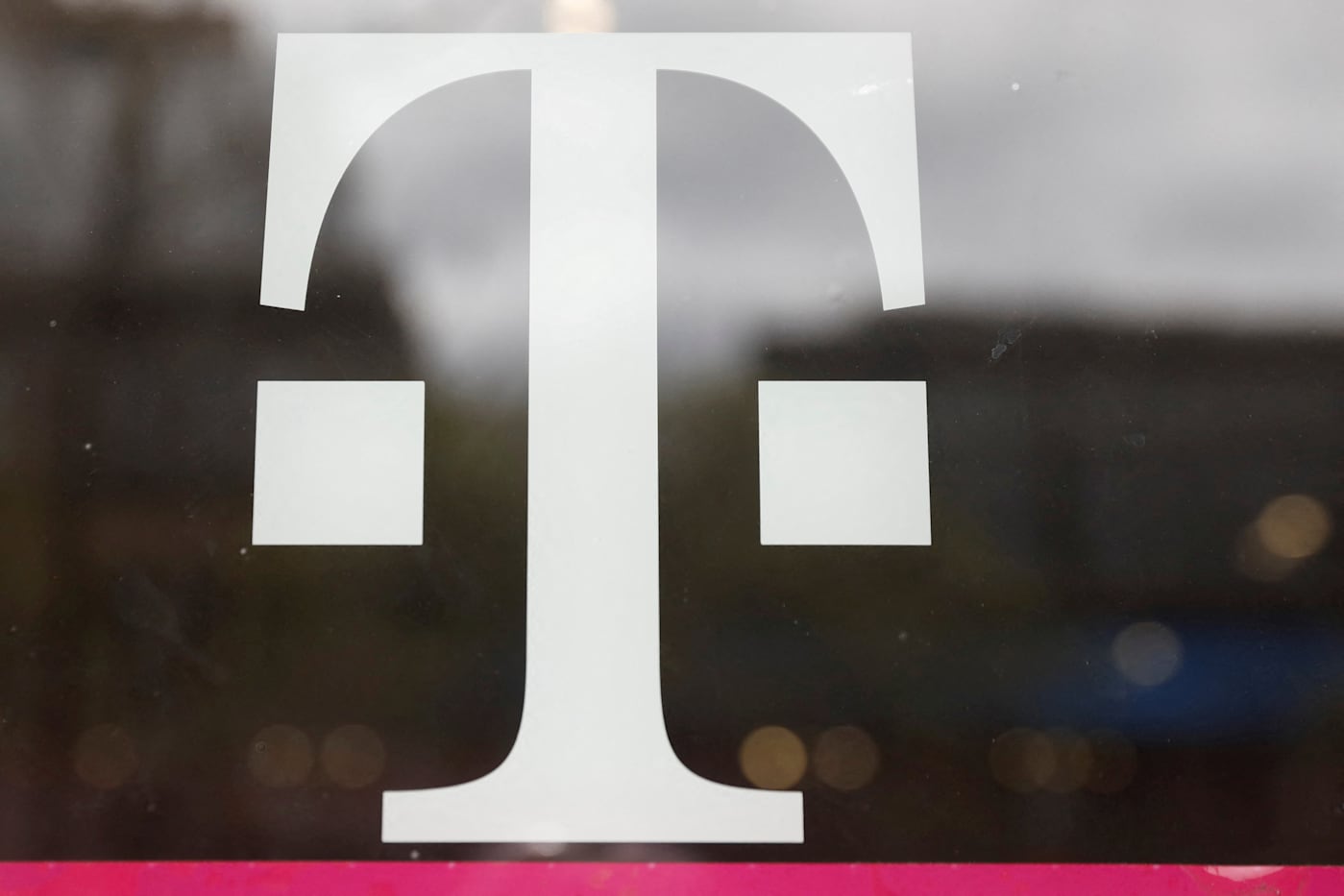 T-Mobile ends DEI programs in attempt to win deal approvals from the FCC