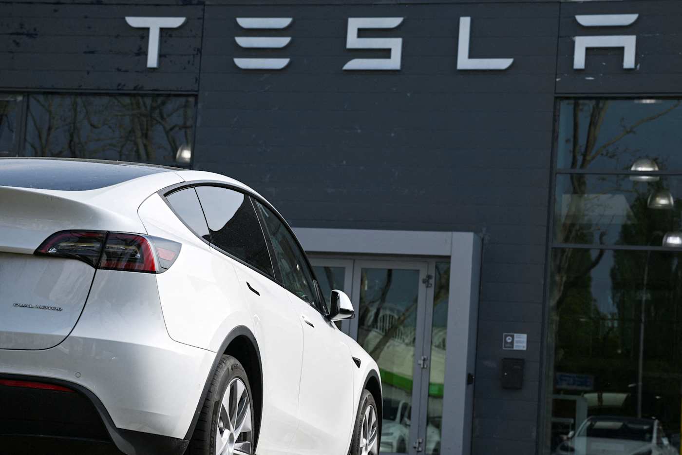 Tesla's profits plunge despite record revenue and deliveries
