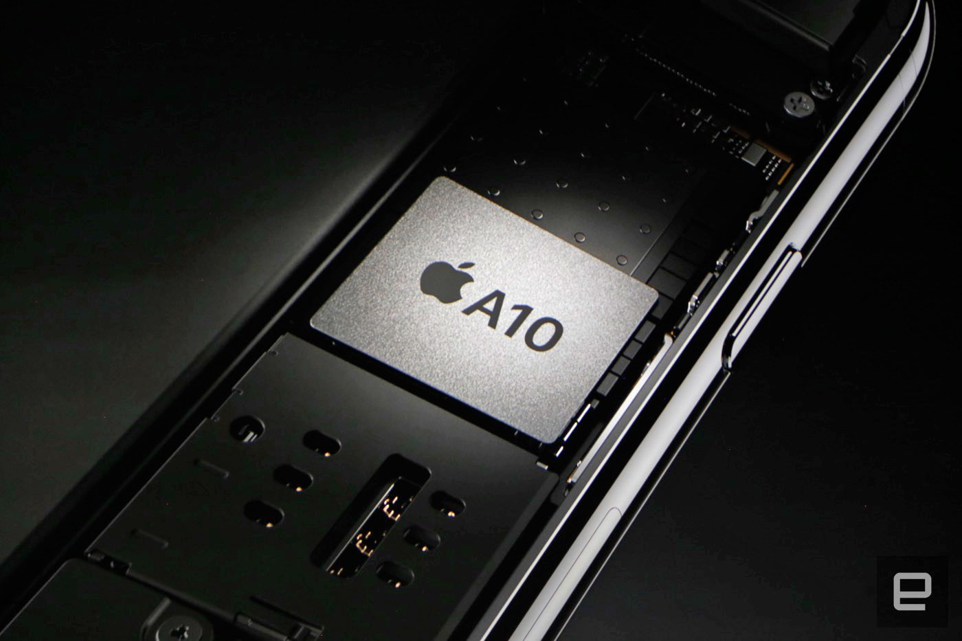 iPhone SE 2规格曝光:配备4.2寸屏幕+A10芯片,或在6月份的WWDC上发布! 3 dims?quality=100&image uri=http%3A%2F%2Fo.aolcdn.com%2Fhss%2Fstorage%2Fmidas%2Fb6011a3263ea62d1aba14f3acecd567b%2F205121825%2Fapple7 1483 ed