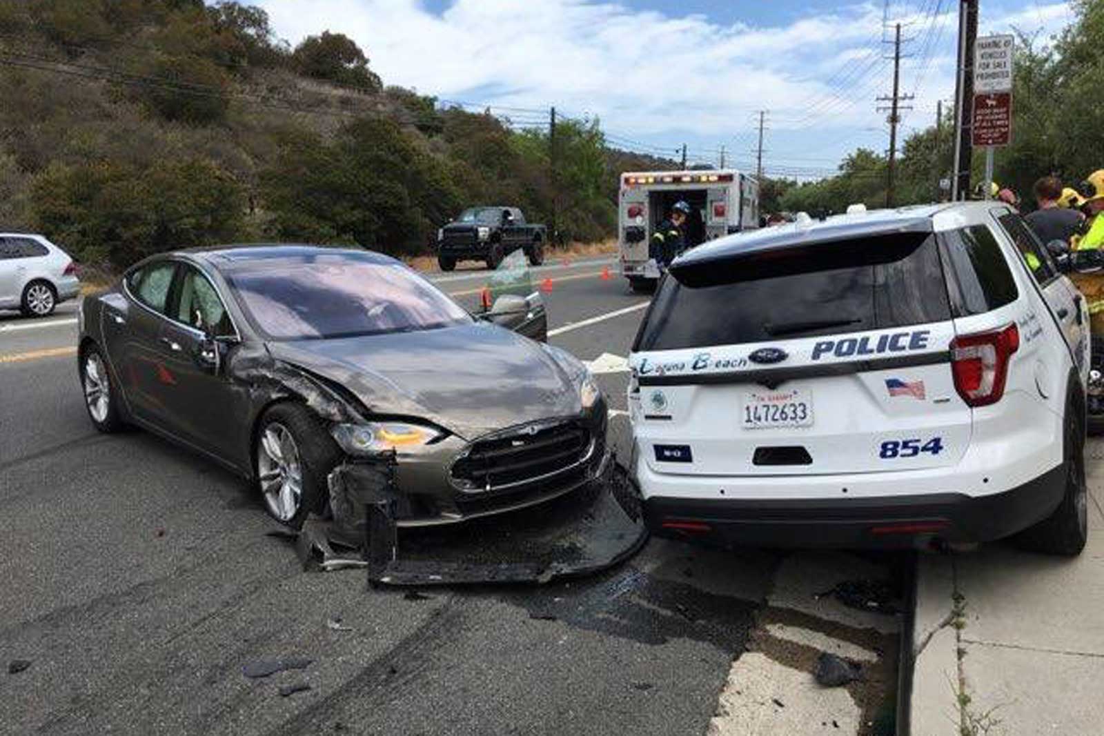 Otro Tesla se estrella, esta vez contra un coche patrulla...que estaba aparcado.