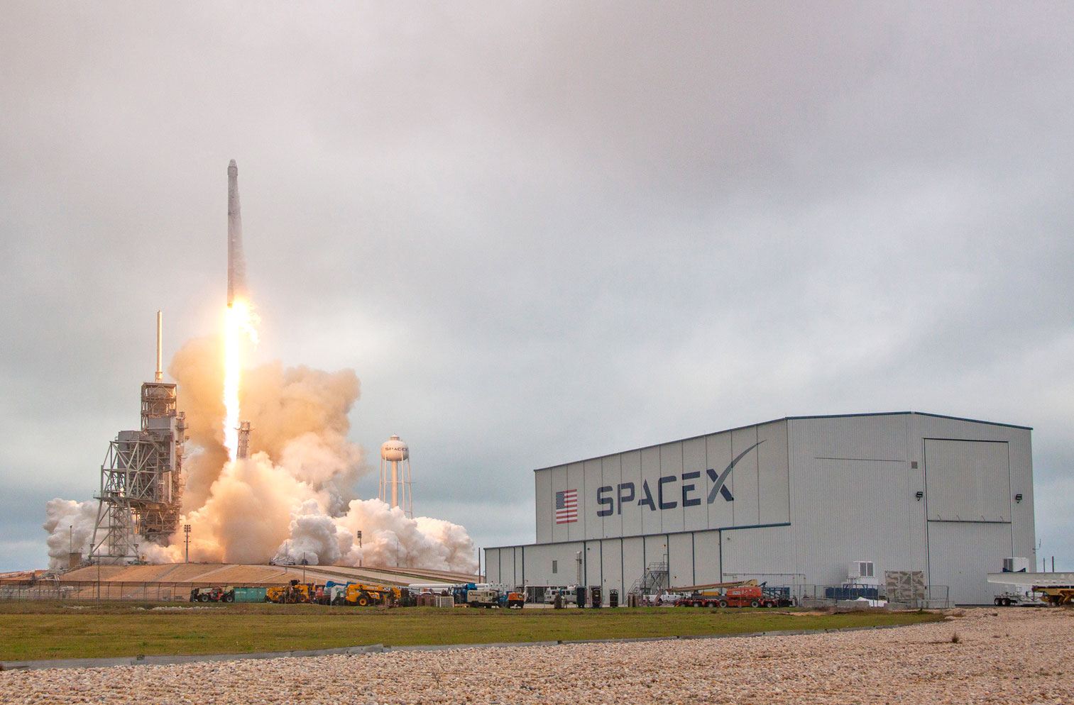 SpaceX successfully blasts off from NASA's famous launch pad1513 x 994