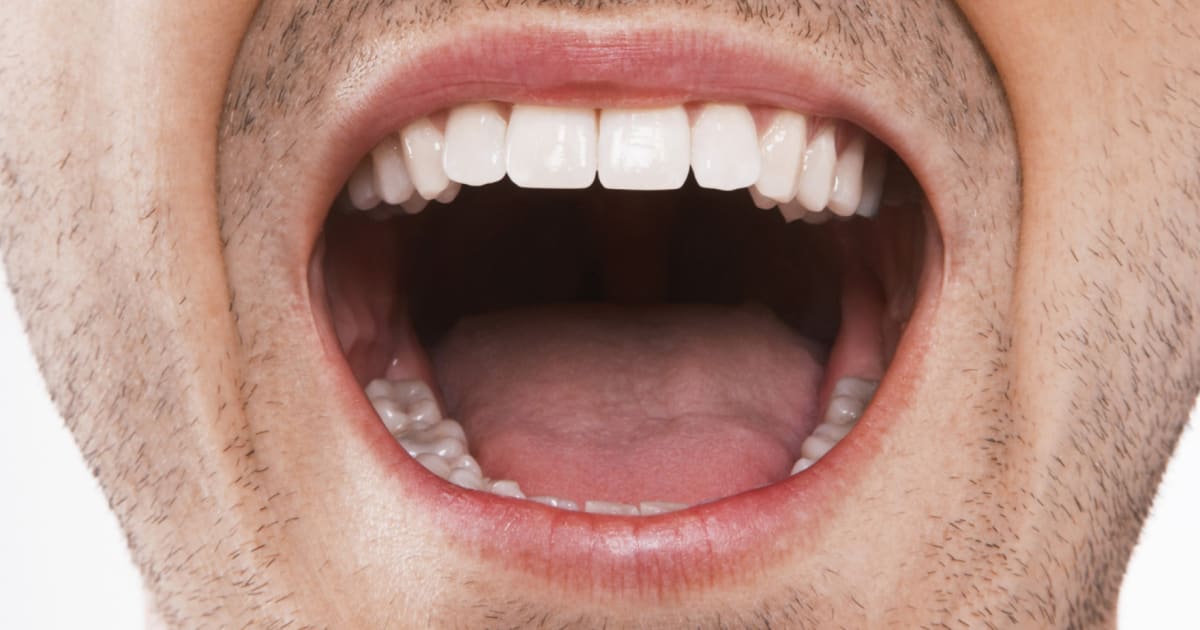 Открытый рот с зубами