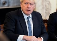 Boris Johnson face à la démission fracassante de deux de ses
