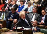 Boris Johnson refuse de démissionner et limoge un de ses