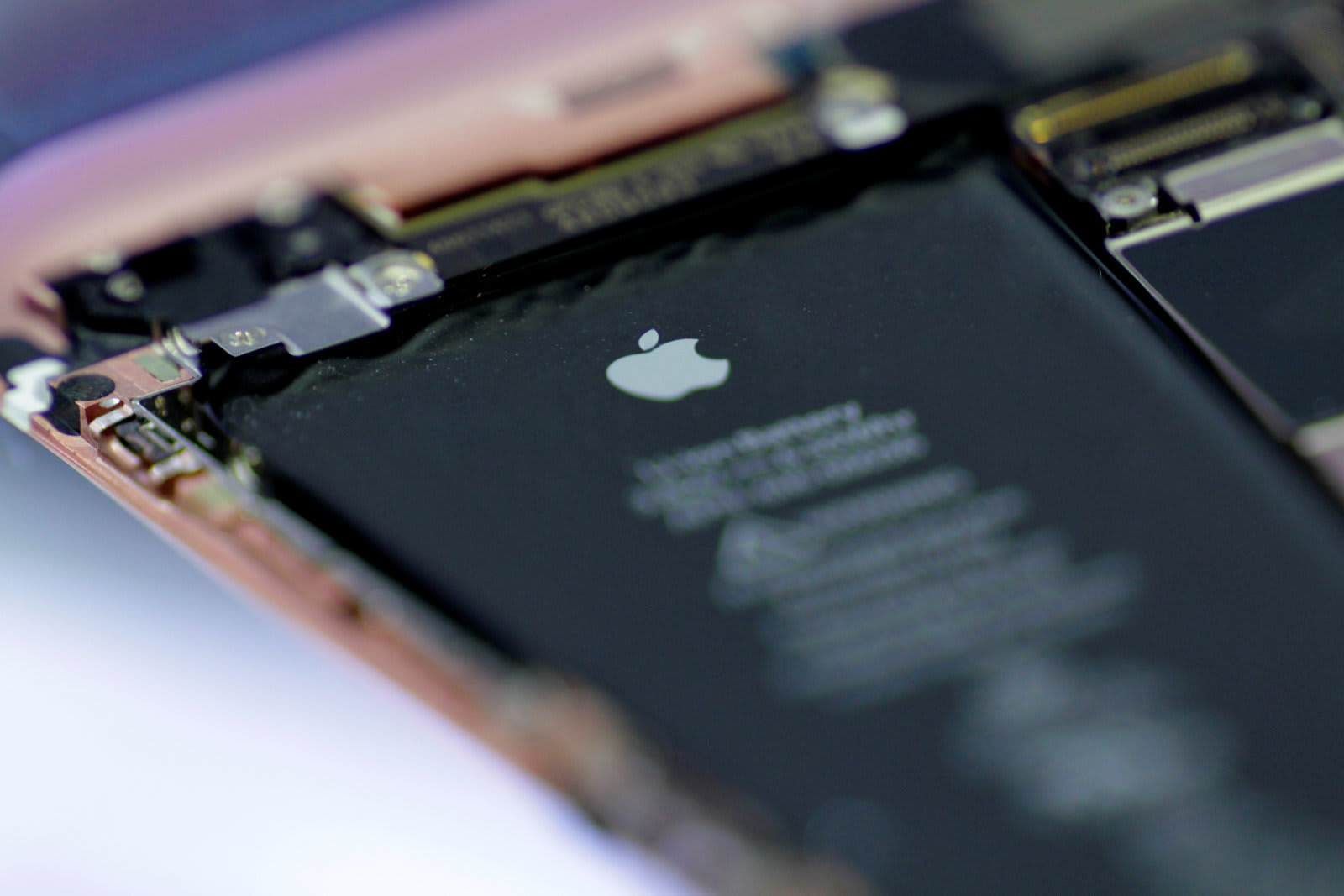 アップル、バッテリー劣化iPhone低速化訴訟解決に向け賠償金を ...1600 x 1067