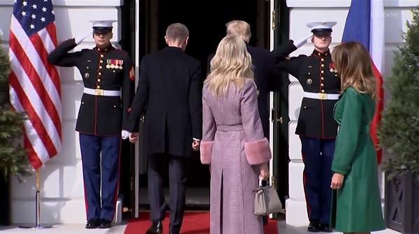 夫人たちを置いて先に行ってしまうトランプ米大統領とチェコのバビシュ首相【映像】