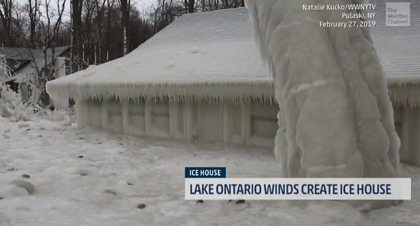 衝撃の光景！厳しい寒さと暴風によって厚い氷に覆われた湖畔の家