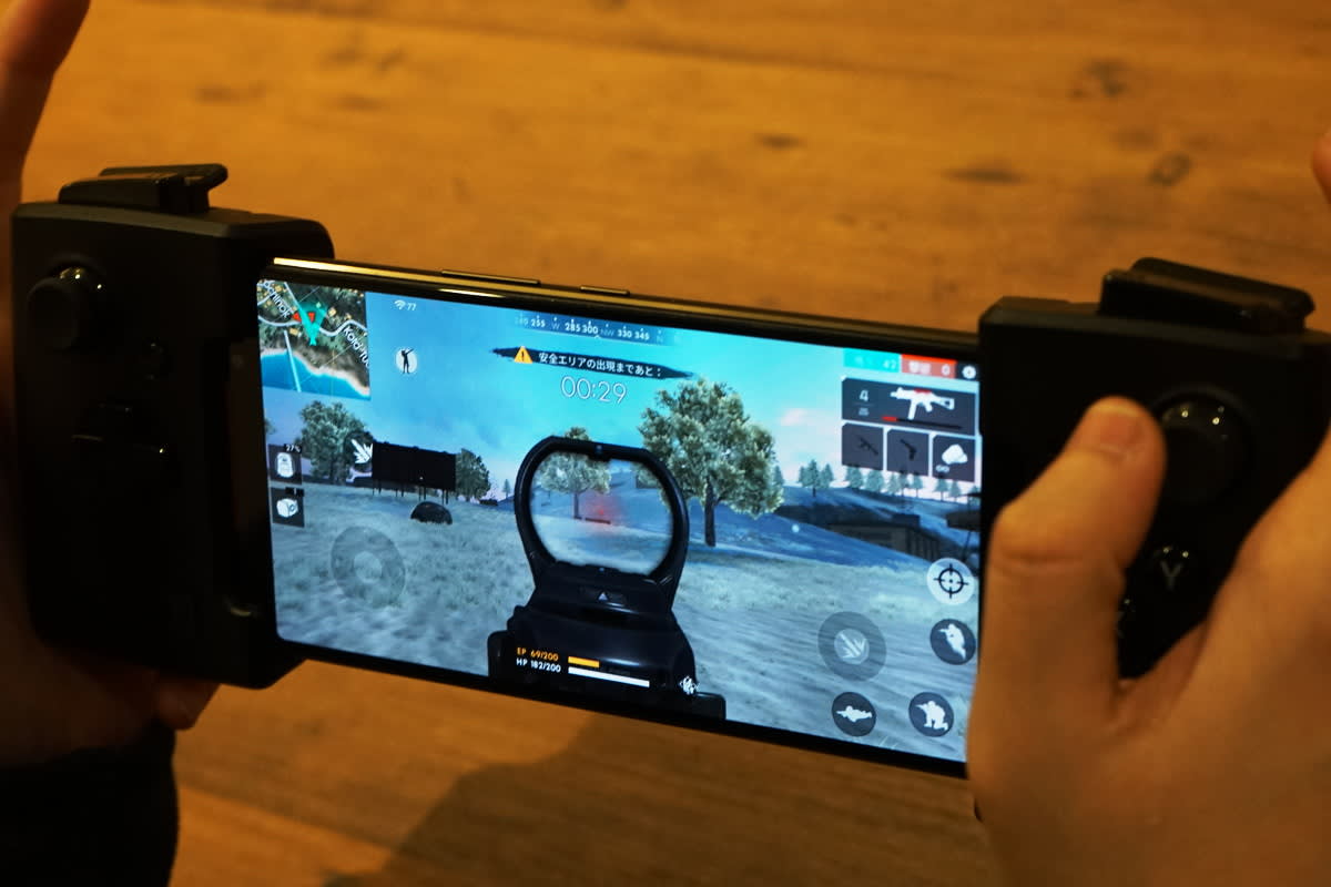 スマホゲームが超快適に？ 「ROG Phone」外付けコントローラーと2画面化アダプターを試す - Engadget 日本版