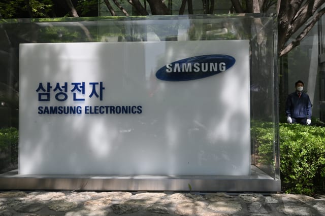 The logo of Samsung Electronics is seen outside the company's Seocho building in Seoul on May 6, 2020. - The heir to the Samsung empire bowed in apology on May 6 for company misconduct including a controversial plan for him to ascend to the leadership of the world's largest smartphone maker. (Photo by Jung Yeon-je / AFP) (Photo by JUNG YEON-JE/AFP via Getty Images)