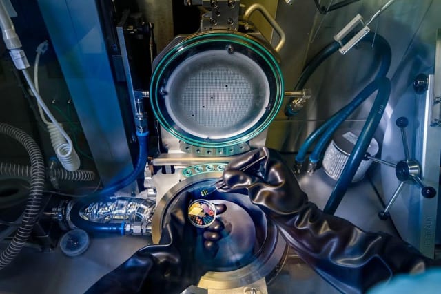 Machine used to grow silicon nanowires