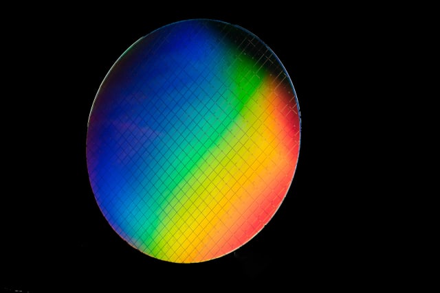 Intel isotopically pure wafer for spin qubits