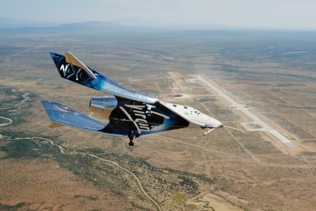 Virgin Galactic SpaceShipTwo glides toward Spaceport America