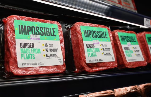 "Impossible Foods" burgers made from plant-based substitutes for meat products sit on a shelf for sale on November 15, 2019 in New York City. - Vegetarian alternatives to burgers and sausages, revived by start-ups like Beyond Meat and Impossible Burger, are enjoying a certain enthusiasm that meat giants also want to enjoy. Since this summer, the world leader in the JBS sector has been marketing a soy burger in Brazil that includes beetroot, garlic and onions, with a look similar to a rare minced steak. In the US, the largest meat producer Tyson Foods launched a new line of products in June based on plants or mixing meat and vegetables. Its competitors Hormel Foods, Perdue Farms or Smithfield, have similar initiatives. (Photo by Angela Weiss / AFP) (Photo by ANGELA WEISS/AFP via Getty Images)
