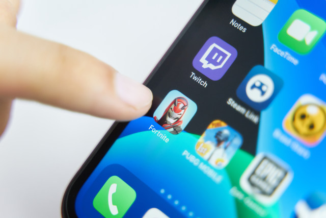 Bişkek, Kırgızistan - 6 Temmuz 2019: Oyun akıllı telefonunda Fortnite uygulaması.  yakın çekim ekran iphone.