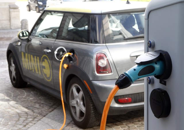 A BMW Mini electric car is charged at a station downtown Munich March 29, 2012. REUTERS/Michael Dalder (GERMANY - Tags: BUSINESS ENVIRONMENT)