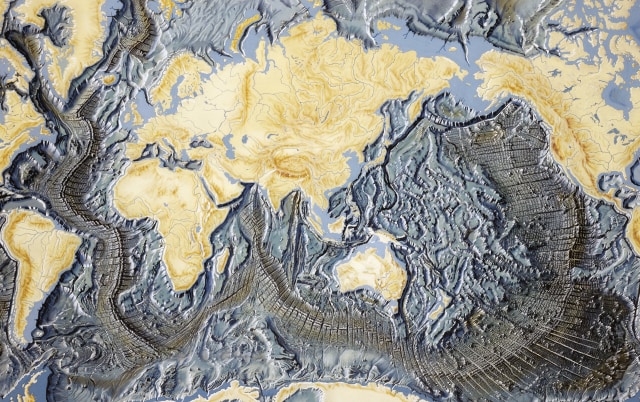 UNSPECIFIED - CIRCA 2003: Planisphere of the oceans floor, structure of the mid-oceanic trenches where new crust is created. Colour illustration. (Photo by DeAgostini/Getty Images)