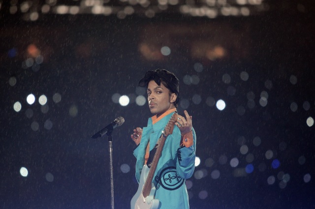 Miami, UNITED STATES: US musician Prince performs during half-time 04 February 2007 at Super Bowl XLI at Dolphin Stadium in Miami between the Chicago Bears and the Indianapolis Colts. AFP PHOTO/Jeff HAYNES (Photo credit should read JEFF HAYNES/AFP via Getty Images)
