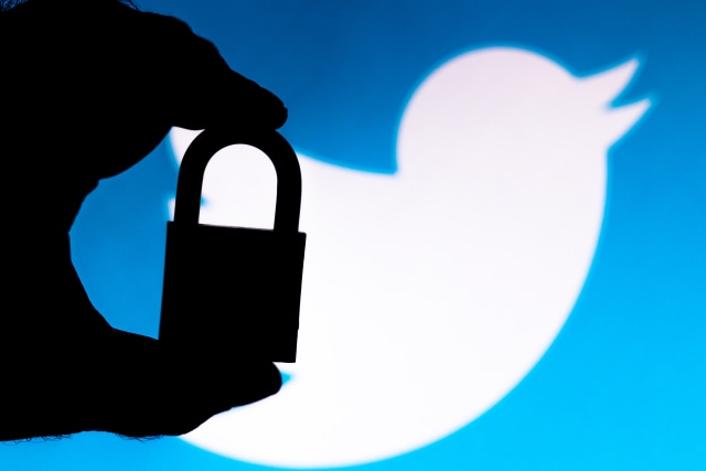 BRAZIL - 2020/07/11: In this photo illustration a padlock appears next to the Twitter logo. Online data protection/breach concept. Internet privacy issues. (Photo Illustration by Rafael Henrique/SOPA Images/LightRocket via Getty Images)
