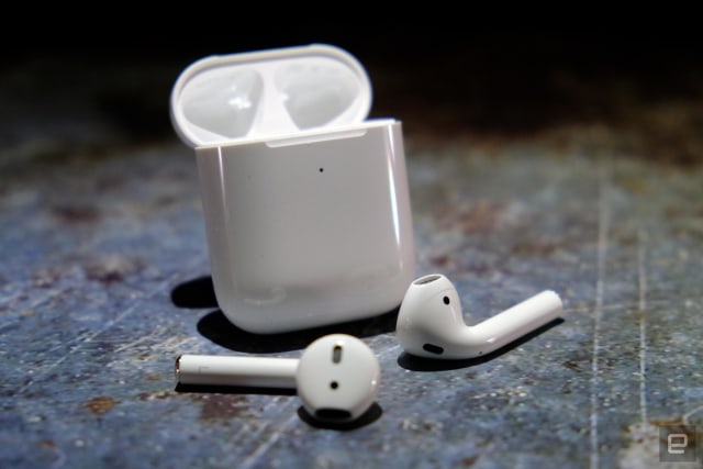 Apple AirPods with wireless charging case