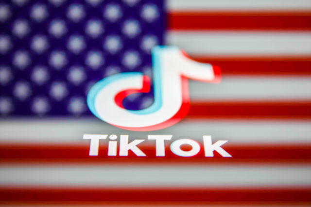 3 Ağustos 2020'de çekilen bu çoklu pozlama illüstrasyon fotoğrafında bir telefon ekranında ve Amerikan bayrağı arka planda görüntülenen TikTok logosu görülüyor. Microsoft, Amerika Birleşik Devletleri'nde TikTok platformu satın almakla ilgileniyor.  (Jakub Porzycki / NurPhoto'dan Getty Images aracılığıyla Photo Illustration)
