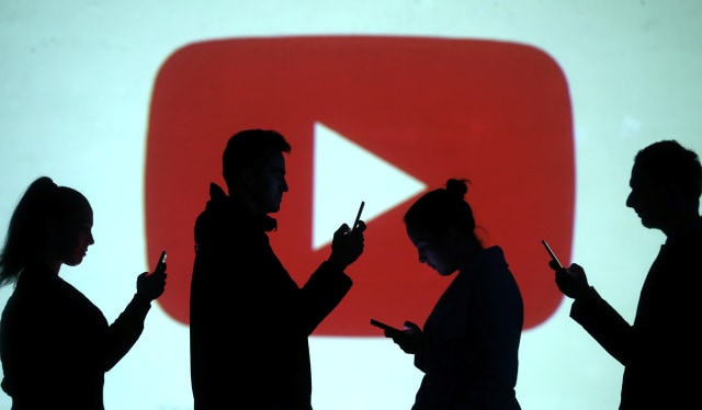 28 Mart 2018'de çekilen bu resimde Youtube logosunun ekran projeksiyonunun yanında mobil kullanıcıların siluetleri görülüyor. REUTERS / Dado Ruvic / İllüstrasyon