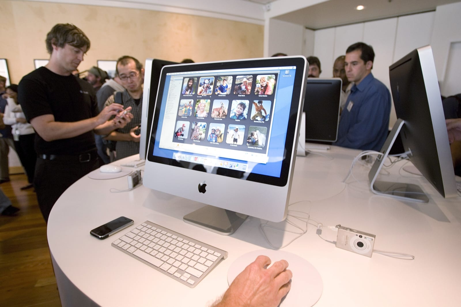 Apple Introduces New Versions Of The iMac Computer And  iLife Applications