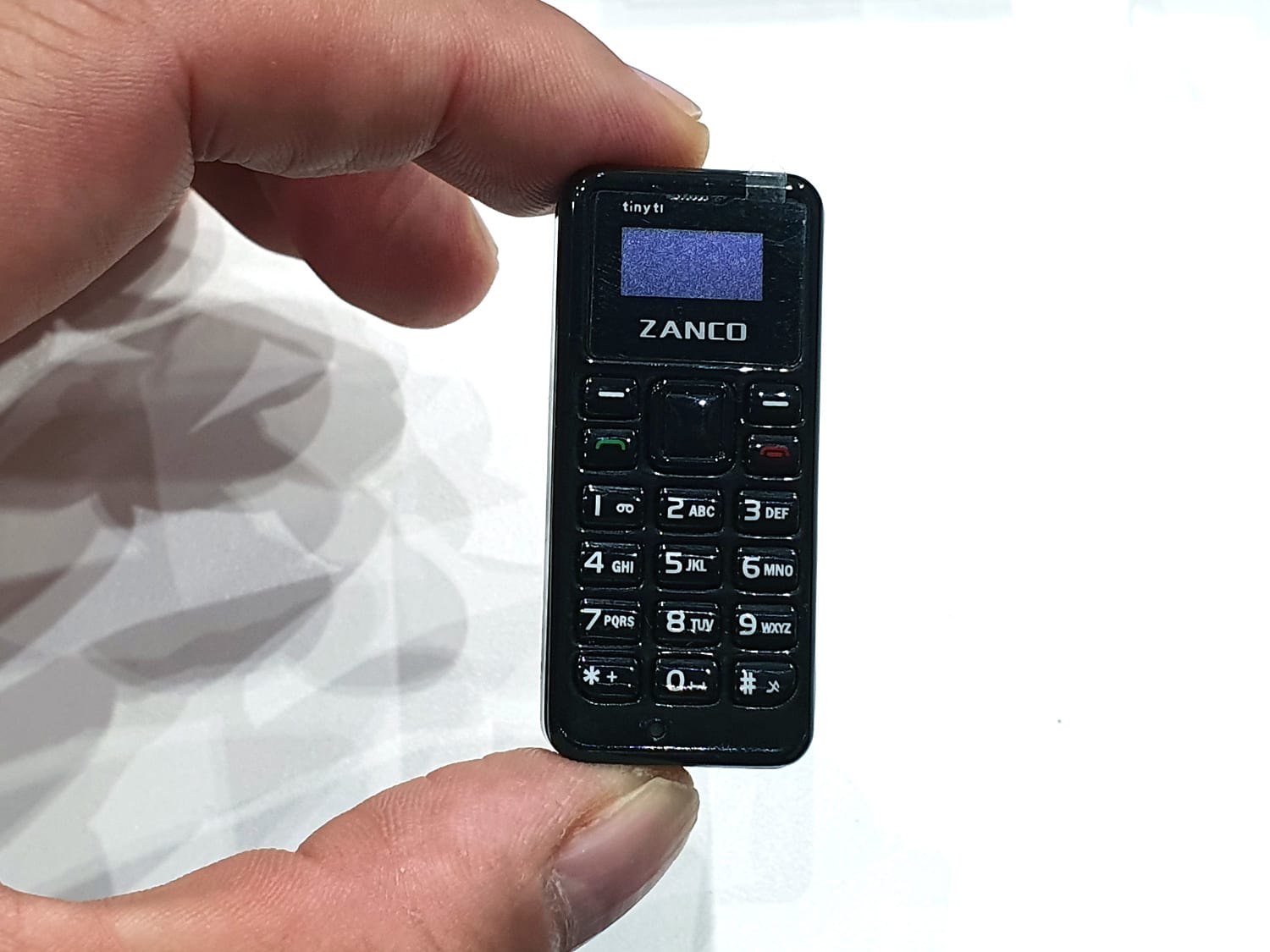 親指サイズの携帯電話 世界最小ケータイ Tiny T1 の実機を触ってみた Mwc19la Engadget 日本版