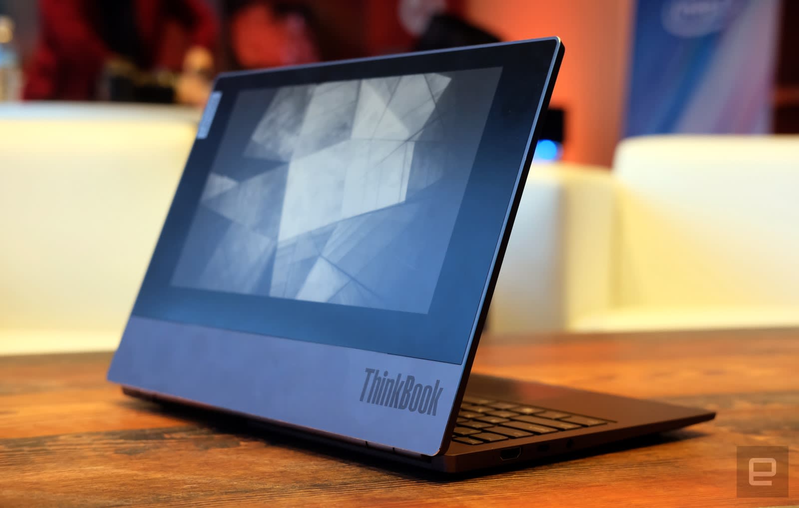 Lenovo 的thinkbook Plus 在外側裝上了一片電子紙