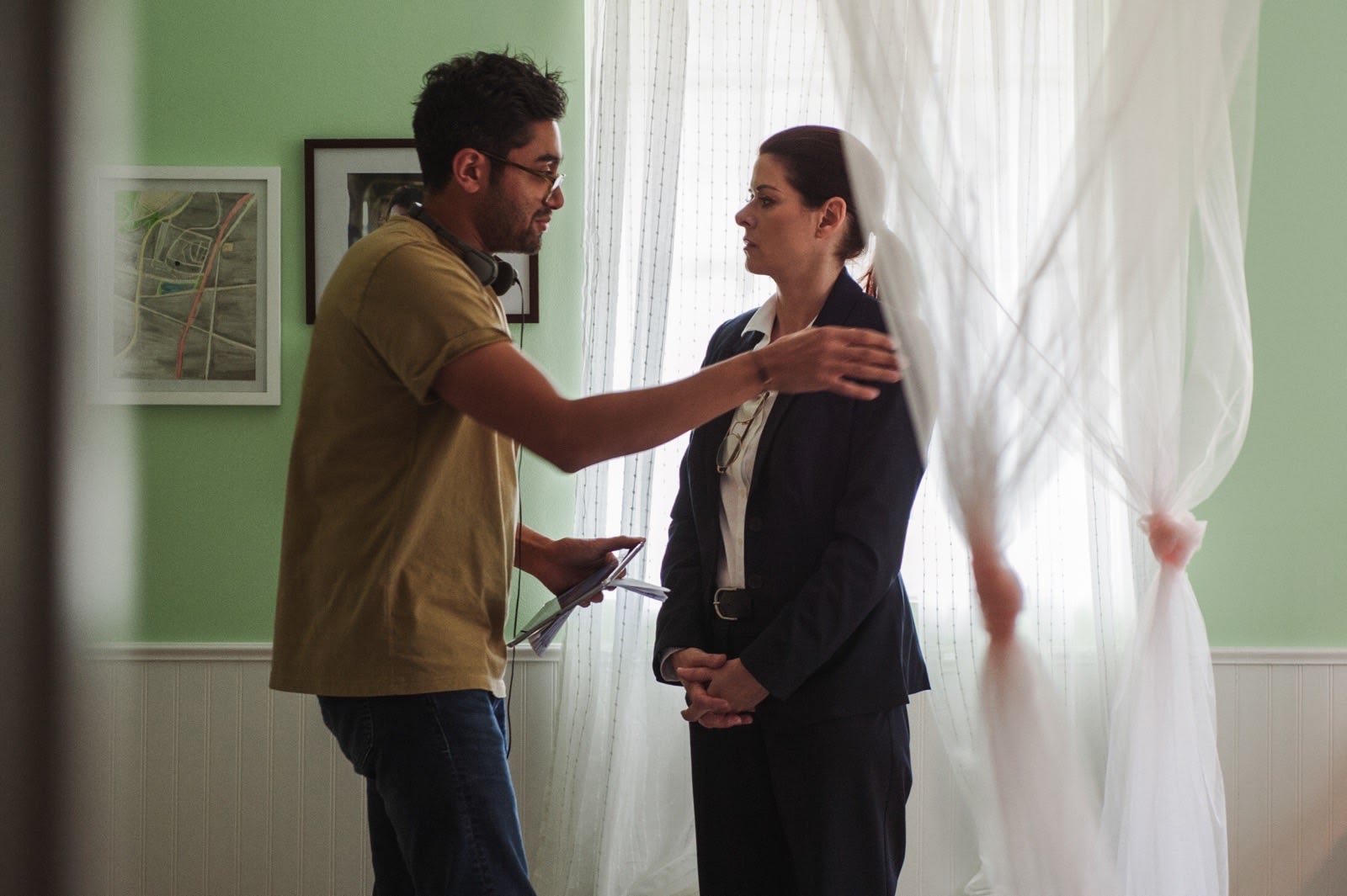 Director/writer Aneesh Chaganty and Debra Messing on the set of Screen Gems' SEARCHING.