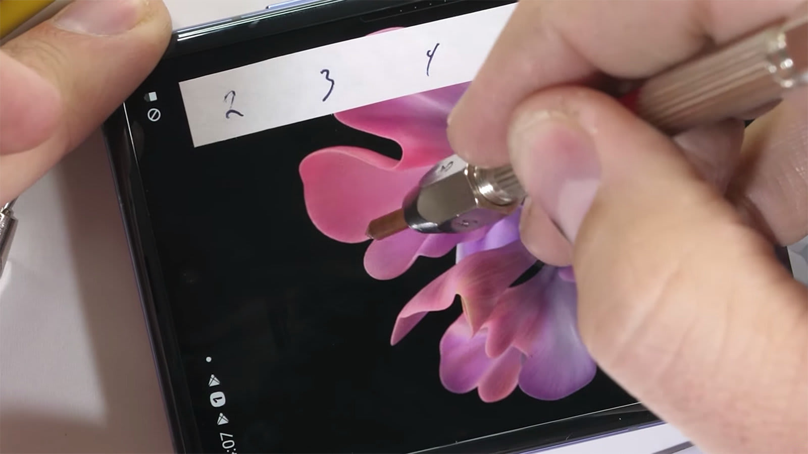 サムスンの縦折りスマホ Galaxy Z Flip の画面強度はプラスチックと変わらない Engadget 日本版