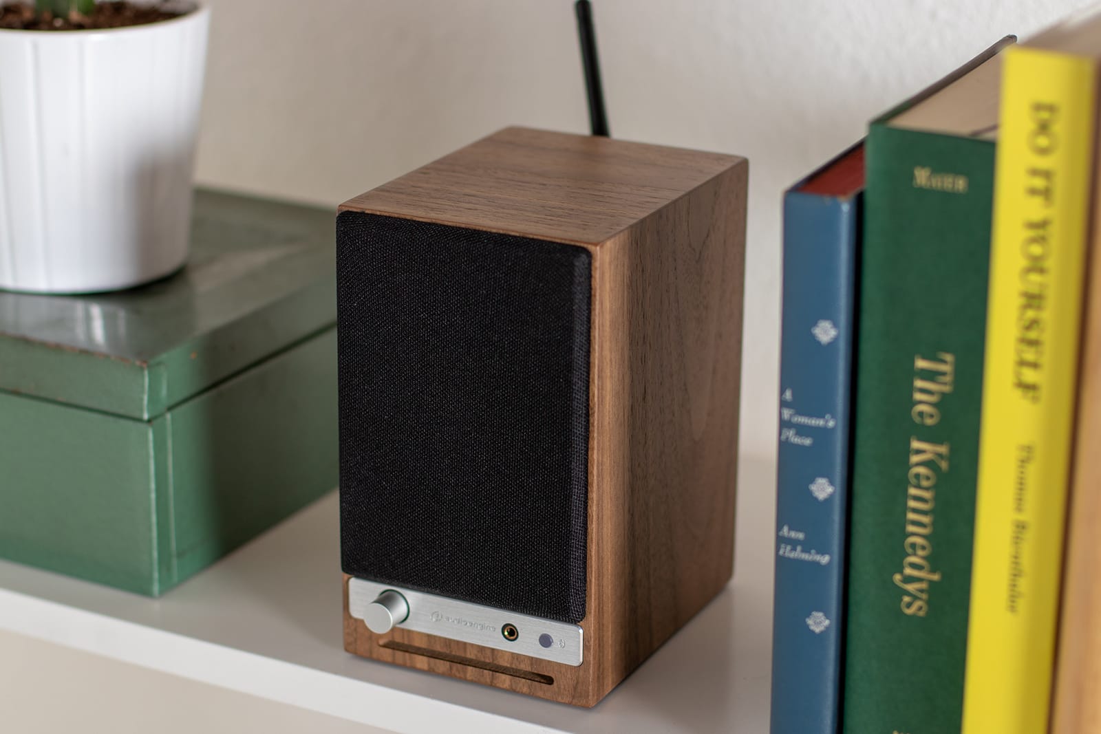 Wireless bookshelf speaker