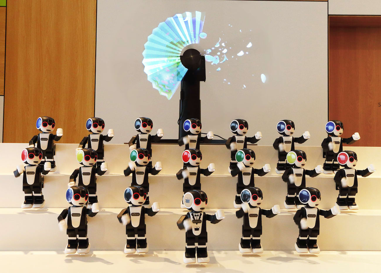 2月1日開業の 変なホテル大阪 心斎橋 では Robohon 19体がダンスを披露します Engadget 日本版