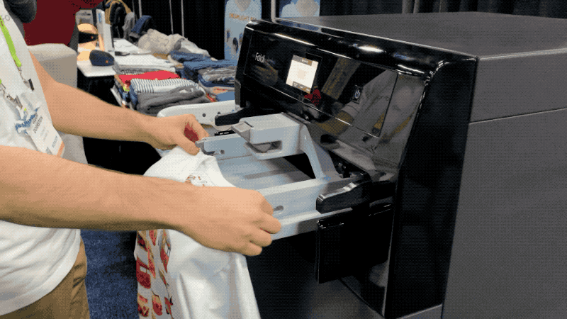 衣類自動たたみロボ「Foldinate」がCESでデモ。約11万円で年内発売目指し開発中：CES 2019 - Engadget 日本版