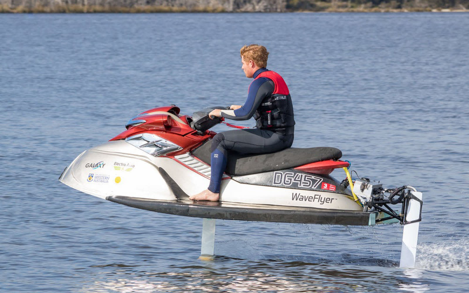 水面を飛ぶように走る水中翼式ジェットスキーwaveflyer発表 電気駆動で排出ガスなくかつ静粛 Engadget 日本版